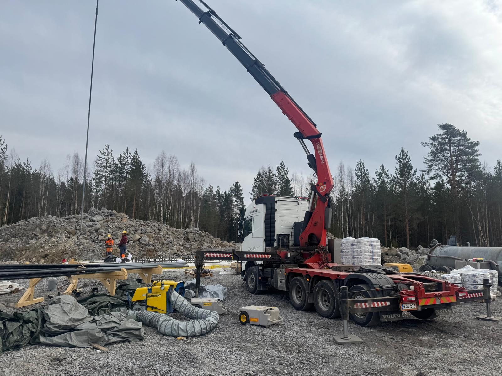 Nostotyötä paalutustyömaalla